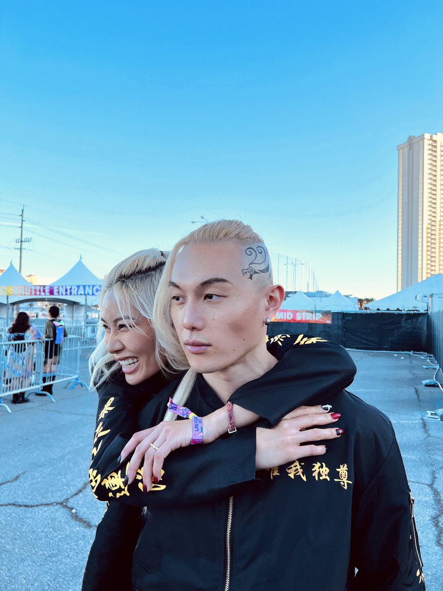 happypicklez's tweet photo. edc day 1 https://t.co/bThcryASwQ
