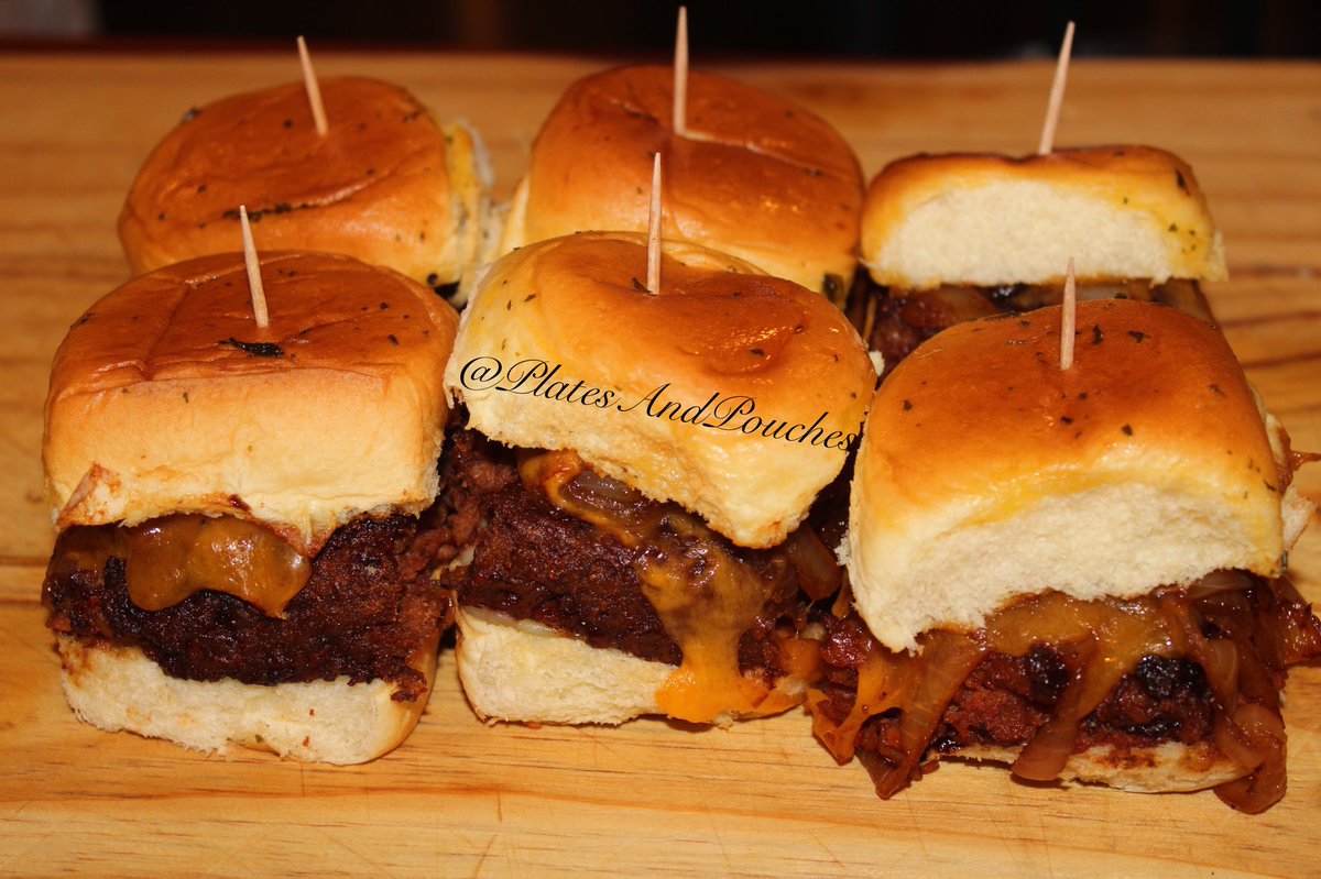 PlatesAndPouch's tweet photo. #Beyond #Beef Double #Cheddar #Cheese #Sliders With #BBQ #Caramelized #Onions On #Herb #Butter #Hawaiian #Rolls

#PlatesAndPouches https://t.co/fvHiBtt81t