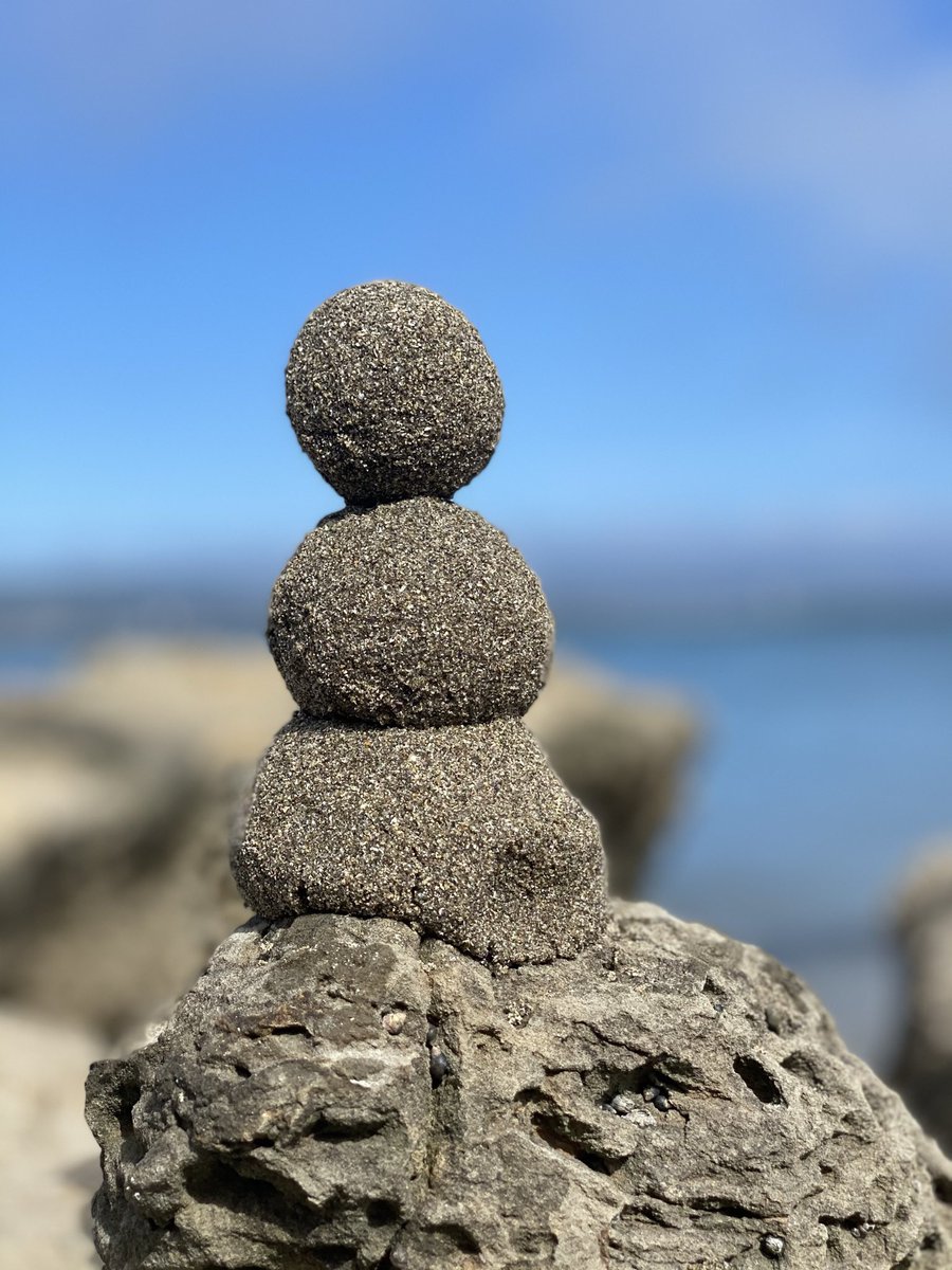 pufferfishfun's tweet photo. Monday reminder: it’s never a bad time to build and stack some #sandglobes 🐡🌍

#pufferfishfun #beachlife #globes #sandart https://t.co/dj1DGmqBji
