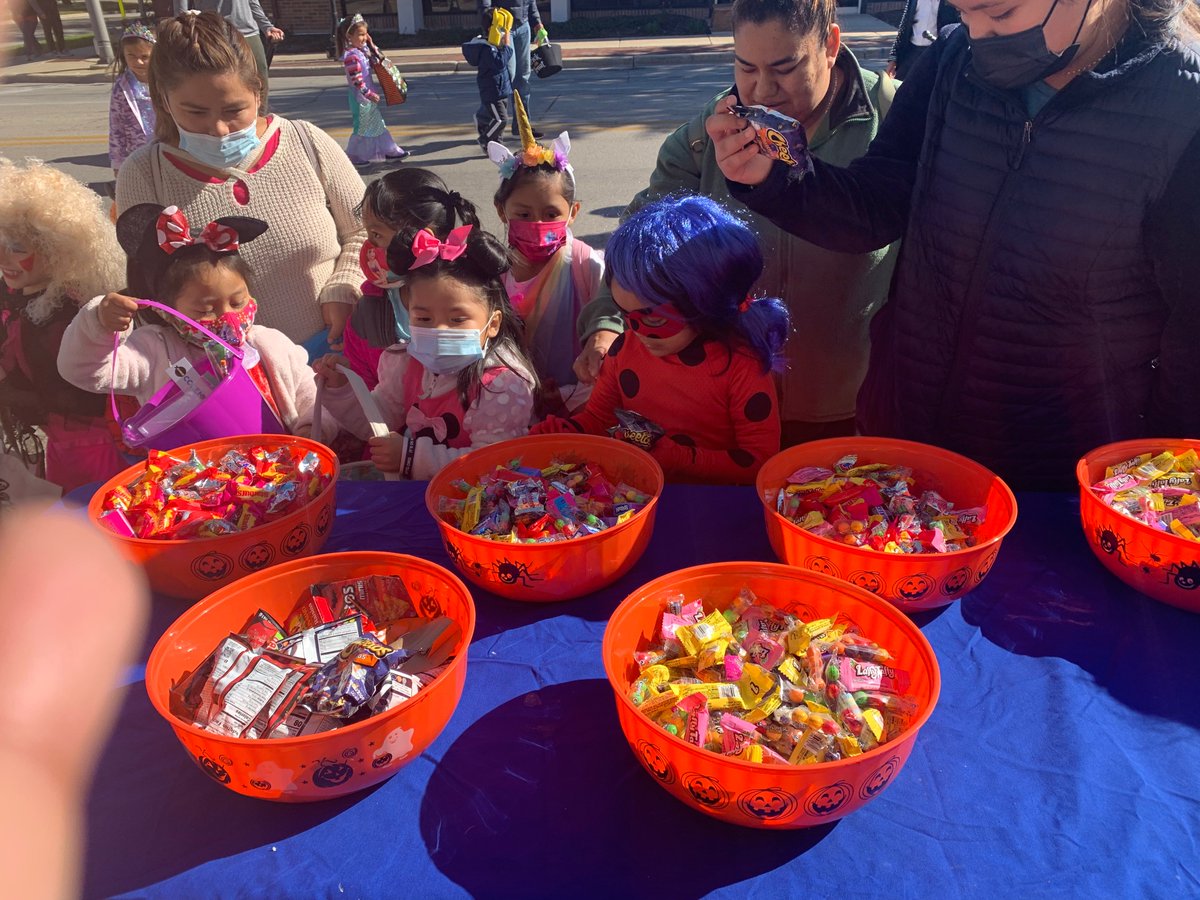 brendansmile's tweet photo. Thank you to all the Trick-or-Treaters who came out on Saturday to Downtown Westmont, IL! Here are some pics of the happy kids and families who dropped by our treat table...
#trickortreat #happyhalloween #happyhalloween2021 #suicideprevention #SuicideAwareness #BrendanSmile https://t.co/qAbI66y61B