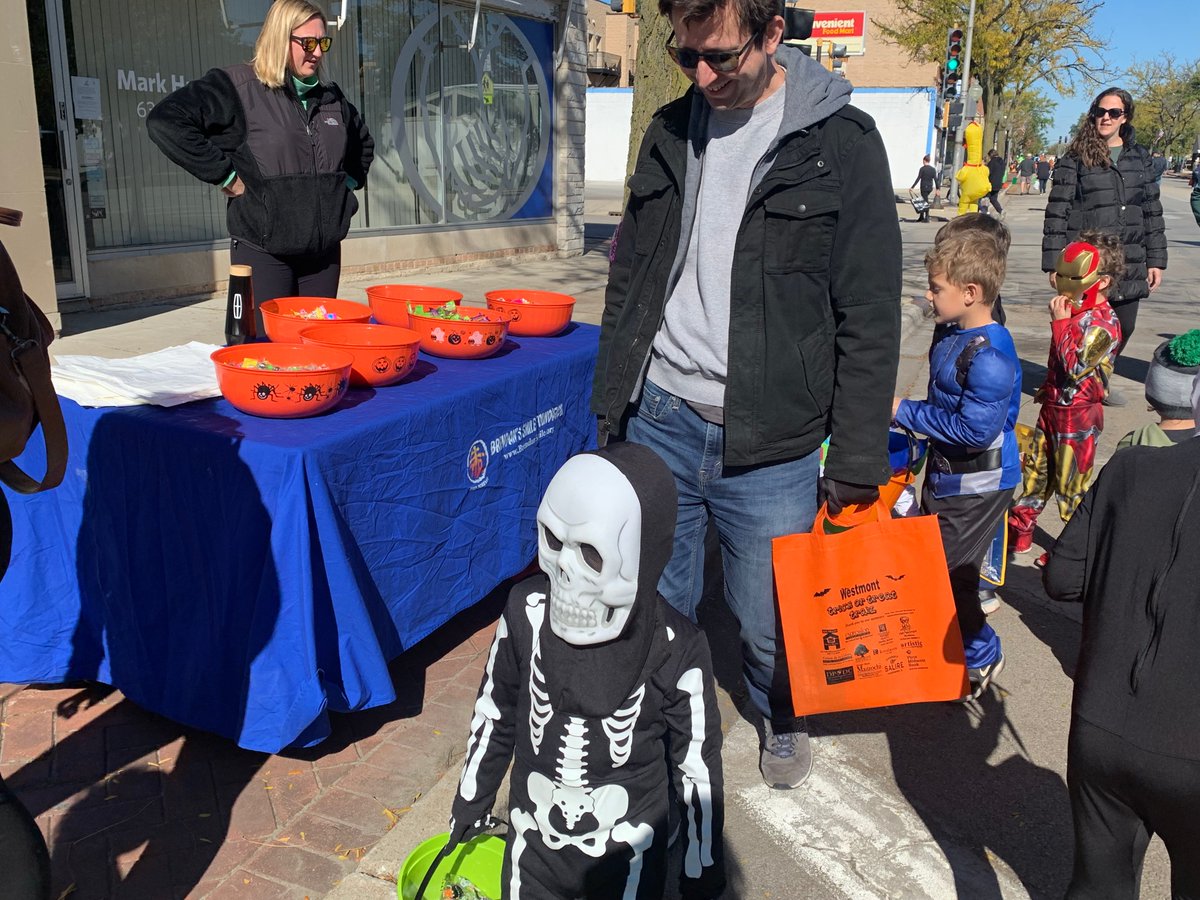 brendansmile's tweet photo. Thank you to all the Trick-or-Treaters who came out on Saturday to Downtown Westmont, IL! Here are some pics of the happy kids and families who dropped by our treat table...
#trickortreat #happyhalloween #happyhalloween2021 #suicideprevention #SuicideAwareness #BrendanSmile https://t.co/qAbI66y61B