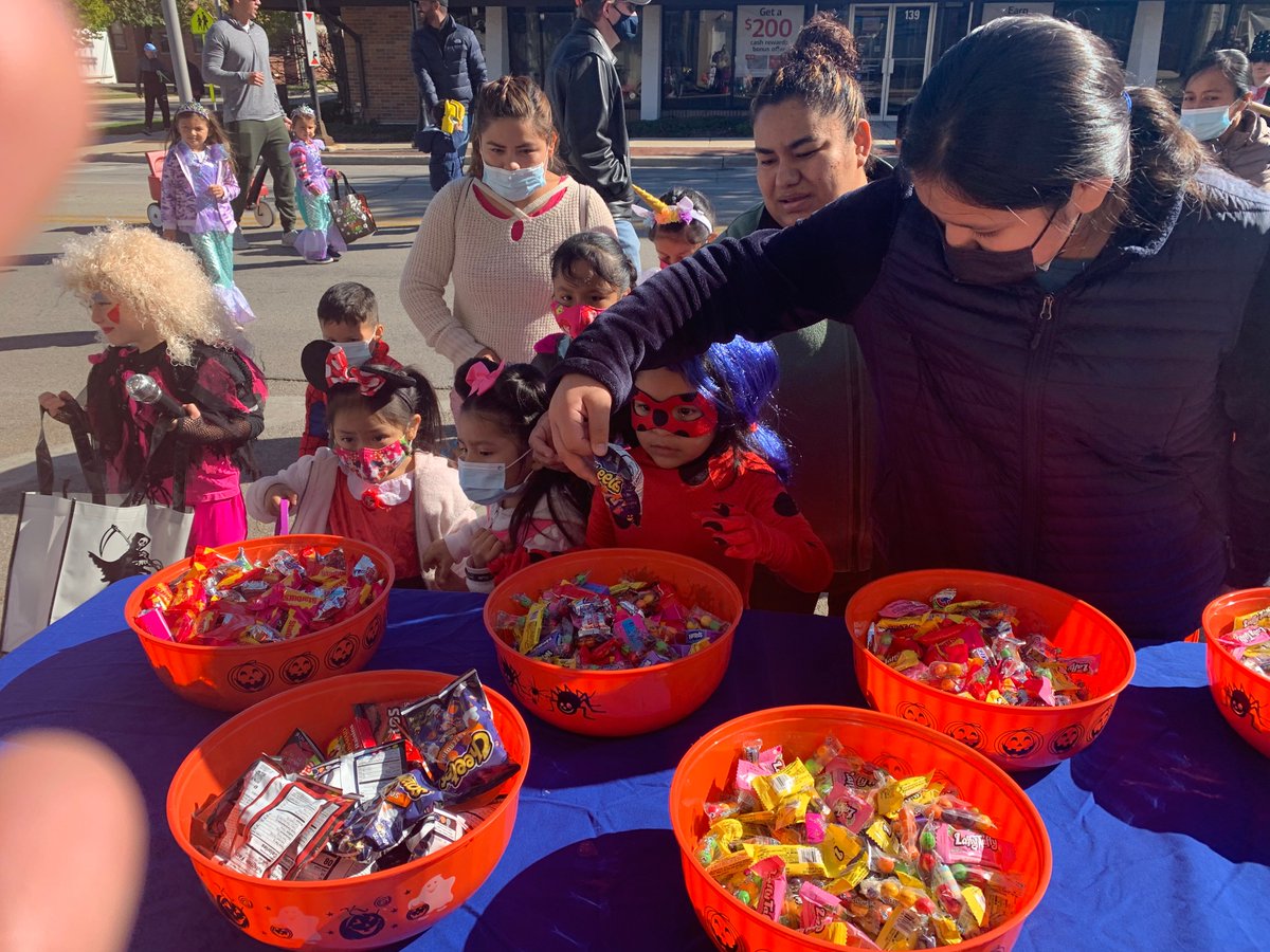 brendansmile's tweet photo. Thank you to all the Trick-or-Treaters who came out on Saturday to Downtown Westmont, IL! Here are some pics of the happy kids and families who dropped by our treat table...
#trickortreat #happyhalloween #happyhalloween2021 #suicideprevention #SuicideAwareness #BrendanSmile https://t.co/qAbI66y61B