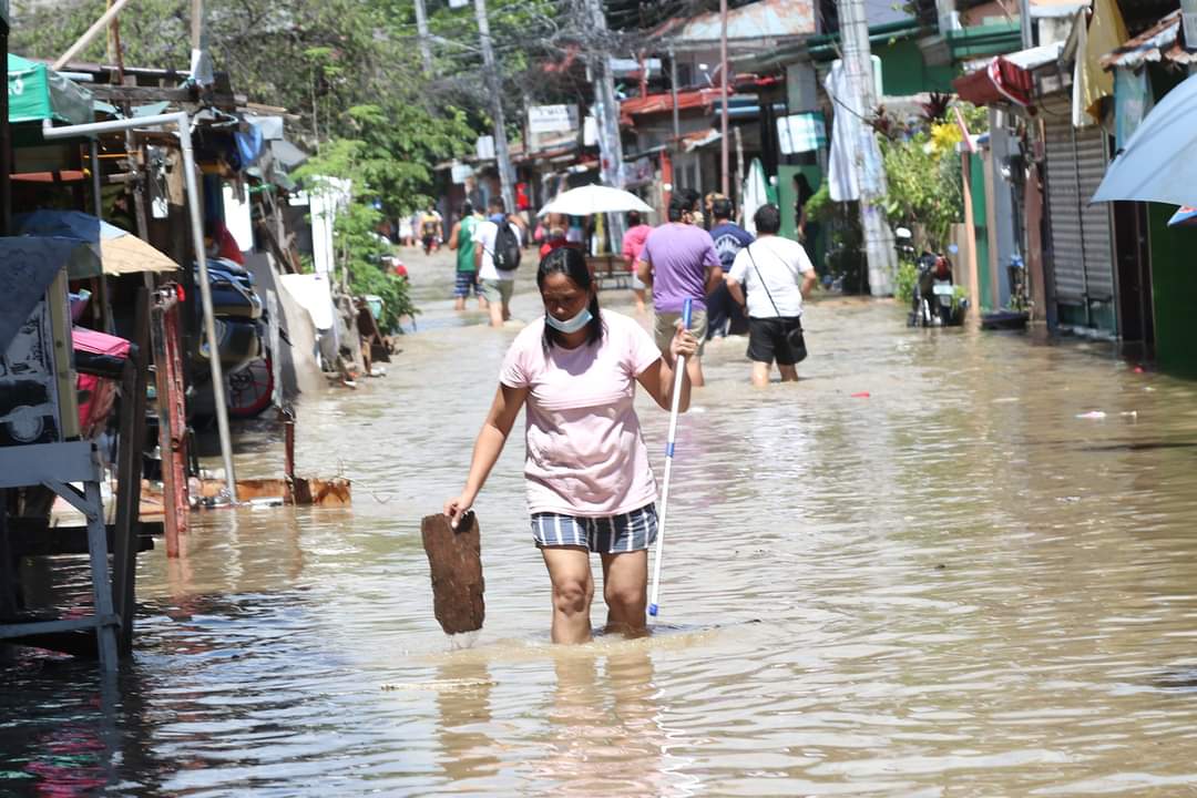 SunStarDavao's tweet photo. #SunStarLens
LOOK: Current situation at Jerome Extension, Barangay R. Castillo in Davao City.

The knee-level flood was caused by the heavy downpour Monday evening, October 25.

📷 Mark Perandos, photojournalist
#AllYouNeedToKnow https://t.co/lBaeIZnDbm