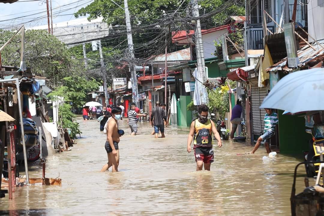 SunStarDavao's tweet photo. #SunStarLens
LOOK: Current situation at Jerome Extension, Barangay R. Castillo in Davao City.

The knee-level flood was caused by the heavy downpour Monday evening, October 25.

📷 Mark Perandos, photojournalist
#AllYouNeedToKnow https://t.co/lBaeIZnDbm