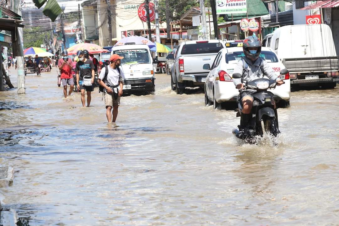 SunStarDavao's tweet photo. #SunStarLens
LOOK: Current situation at Ubalde, Barangay R. Castillo in Davao City.

The flood was caused by the heavy downpour Monday evening, October 25.

📷 Mark Perandos, photojournalist
#AllYouNeedToKnow https://t.co/aZKplyeQwj