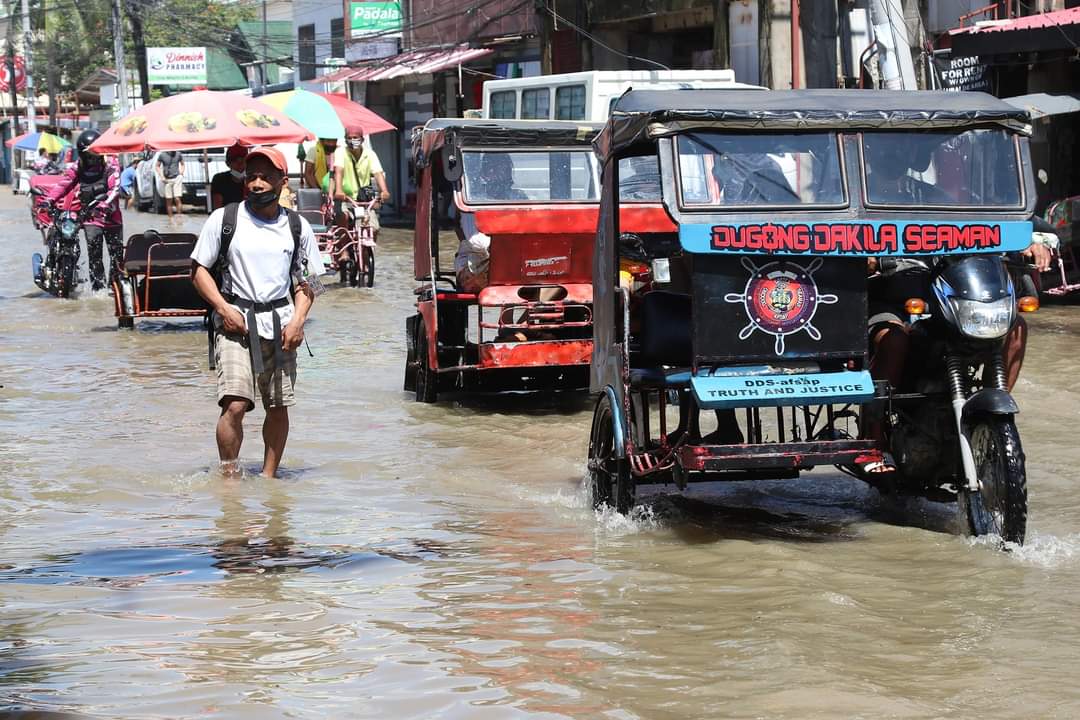 SunStarDavao's tweet photo. #SunStarLens
LOOK: Current situation at Ubalde, Barangay R. Castillo in Davao City.

The flood was caused by the heavy downpour Monday evening, October 25.

📷 Mark Perandos, photojournalist
#AllYouNeedToKnow https://t.co/aZKplyeQwj