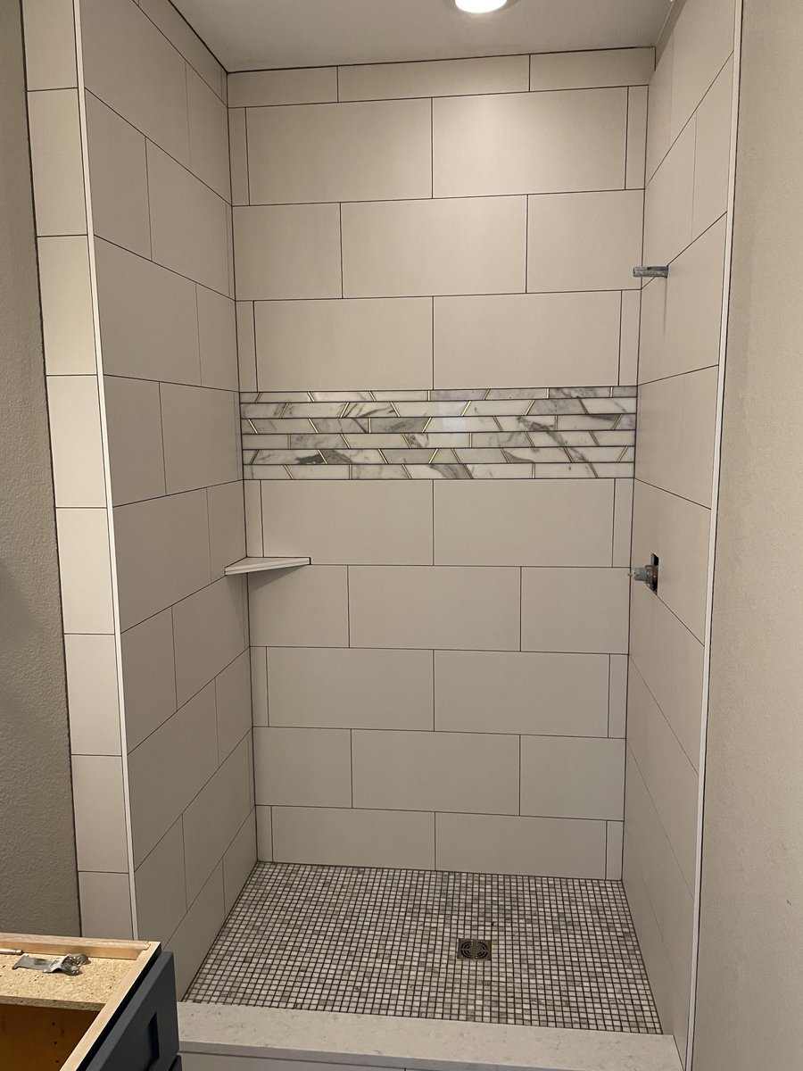tiling_expert's tweet photo. Schluter shower pan with mosaic tile on it. Porcelain tile in offset pattern surround to the ceiling with schluters on all open edges. 

#experttouchtiling #mosaictiles #showerdesign #tiling https://t.co/ci6xR4xW2T