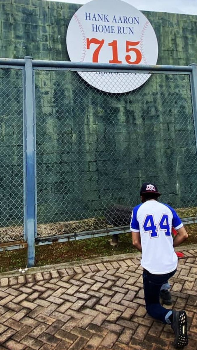 arball's tweet photo. @Braves This one's for Hank.
#BattleATL #letsgobraves #myhero #fansincebirth https://t.co/o6rvGt4sB8