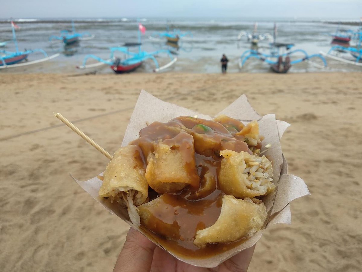 Nih ya kukasitau, kalau liburan ke Bali dan duitnya mepet gosah sok gaya ke beach club.
Here’s some ideas for you:
- Ngopi di Oomba Sanur 30ribuan
- Pizza di Il lido Canggu 70-80ribuan
- Lumpia Sanur 5 ribu perak kalo duit lu tinggal recehan aja