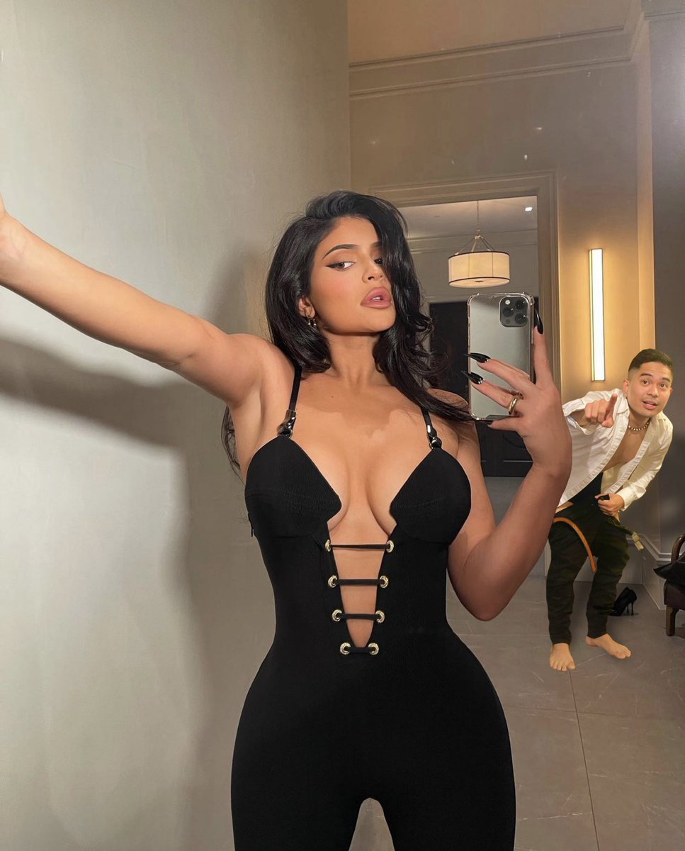 chadfajardo's tweet photo. Ughhh I’m not even done changing yet @KylieJenner 🤦🏻‍♂️ https://t.co/rD98KFNIcc