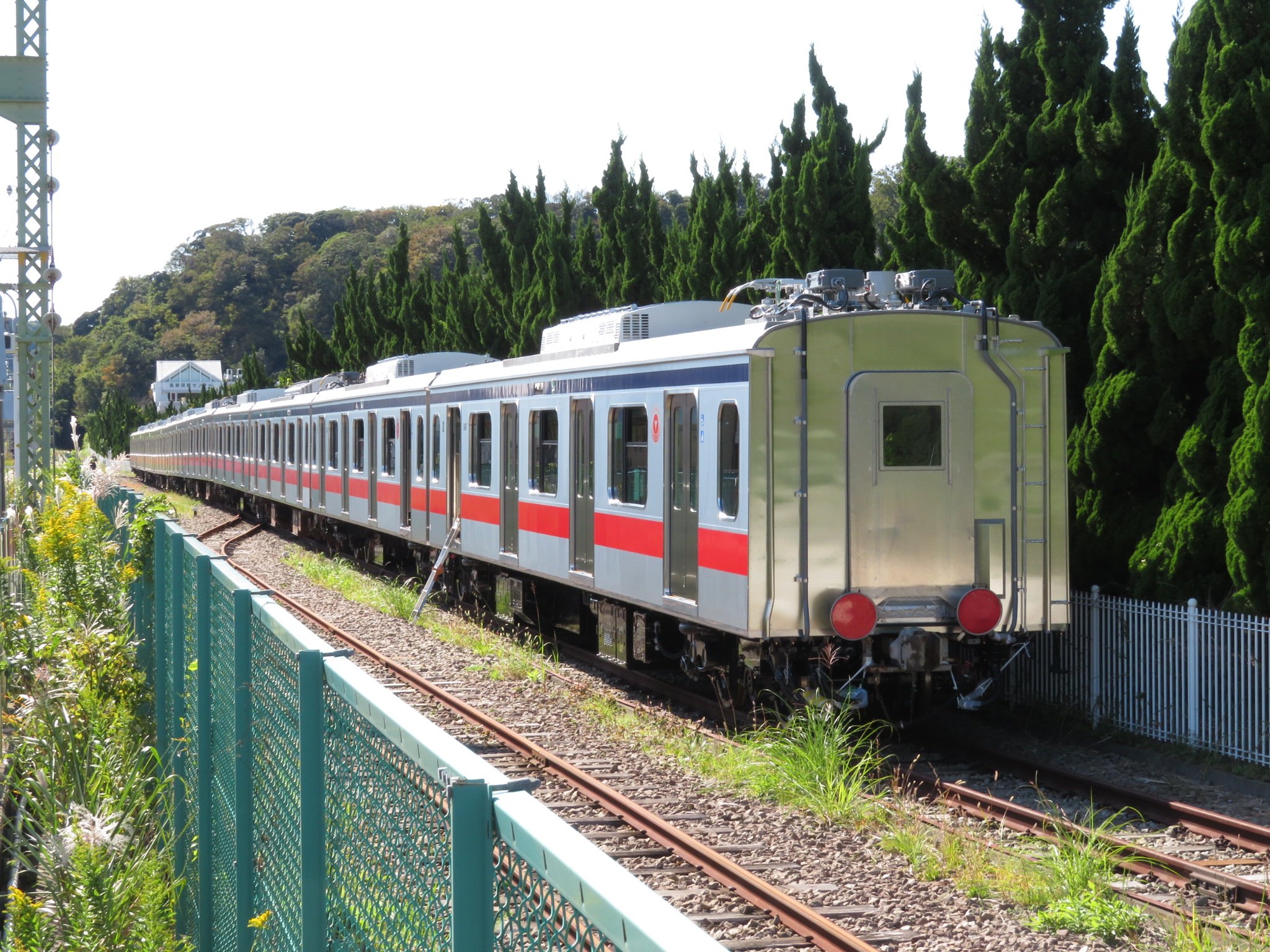 りゅーｎ 東急5080系増結中間車出場 新造車 社紋はtokyu Railways 車内は3000系の増結新造車と同仕様 5178f近似でハイバックでは無い通常座席 床はまだ不明 なお写真2つめの下 微妙に茶色のが見えているような と思われます ちなみにデハ6301 6302の