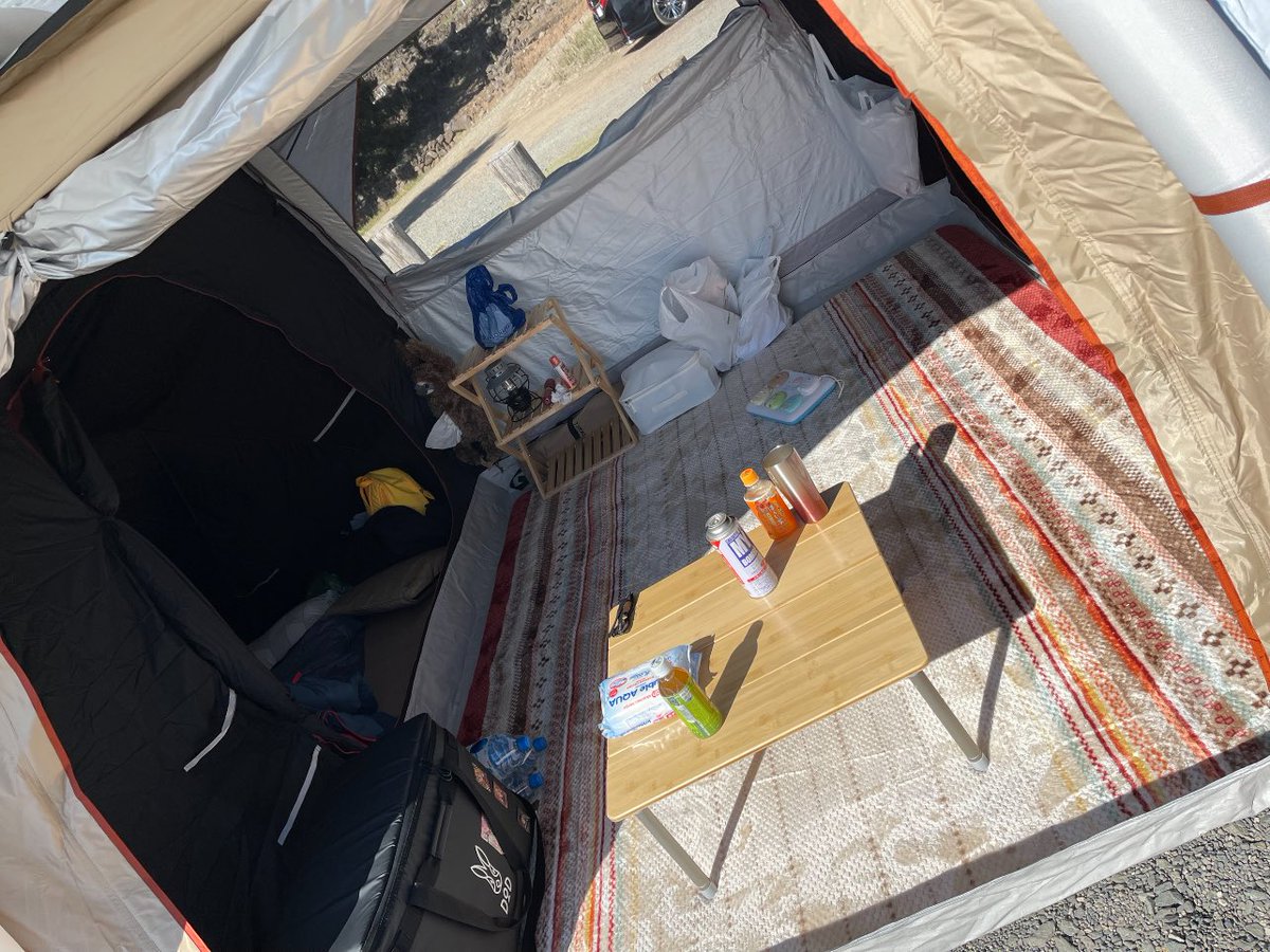 y0920o's tweet photo. おnewテント🏕🔥✨
左右に大人2人ずつで寝れる
寝室がついてます。
リビングは210×260で広さも充分で
今回はお座敷スタイルにしました〜
エアーテント設営も片付けも
めちゃくちゃ簡単です👏🏽💯❕✨

#キャンプ
#ケシュア
#エアーテント https://t.co/Vwn9xE58dL