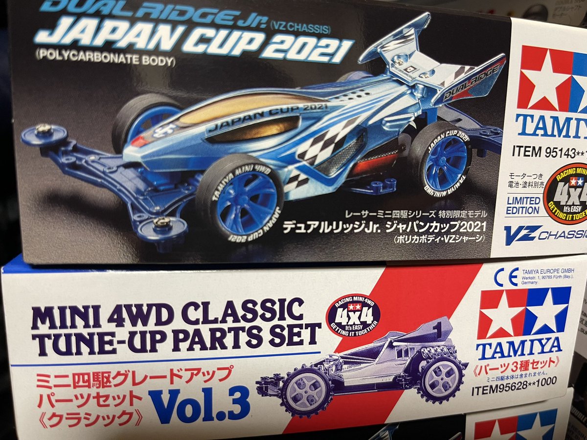 yuuto10114422's tweet photo. まだ売ってた！
ゴールドボディ！
30数年前のミニ四ファイターサイン入りのゴールドボディが実家にあったはず
デュアルリッジも間に合った！
#ミニ四駆 
#エンペラー 
#デュアルリッジ https://t.co/Rvqj6Eg6df