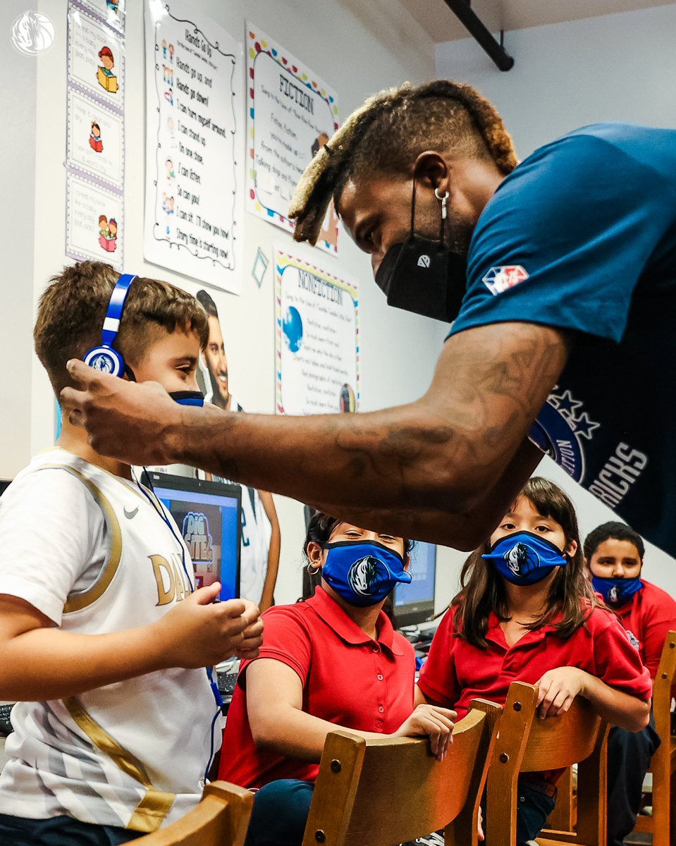dallasmavs's tweet photo. Earlier today, @kporzee, @ReggieBullock35 &amp; @JoshBGreen pulled up to @DallasISDMedia and donated Mavs headphones to every student at Obadiah Knight Elementary 🎧🙌 

#ThisIsWhyWePlay https://t.co/2BFEondsZT