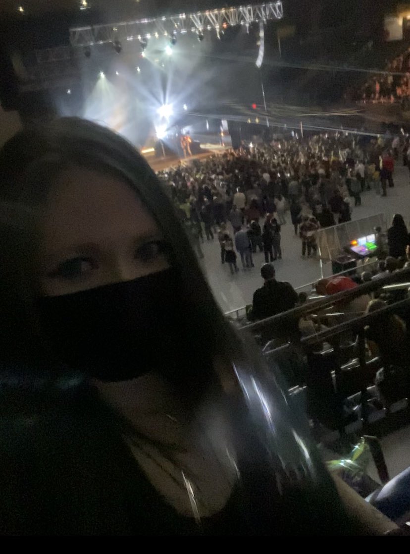 SporadicJills's tweet photo. Since I was up top off to myself. I decide to turn around and take a selfie. Only to have some dude to the right of me look at me like I was crazy. Nah man just trying to live in the moment. You should try it. #concert #concertselfie #brightlights #alltimelow https://t.co/tMaYmjoZH1