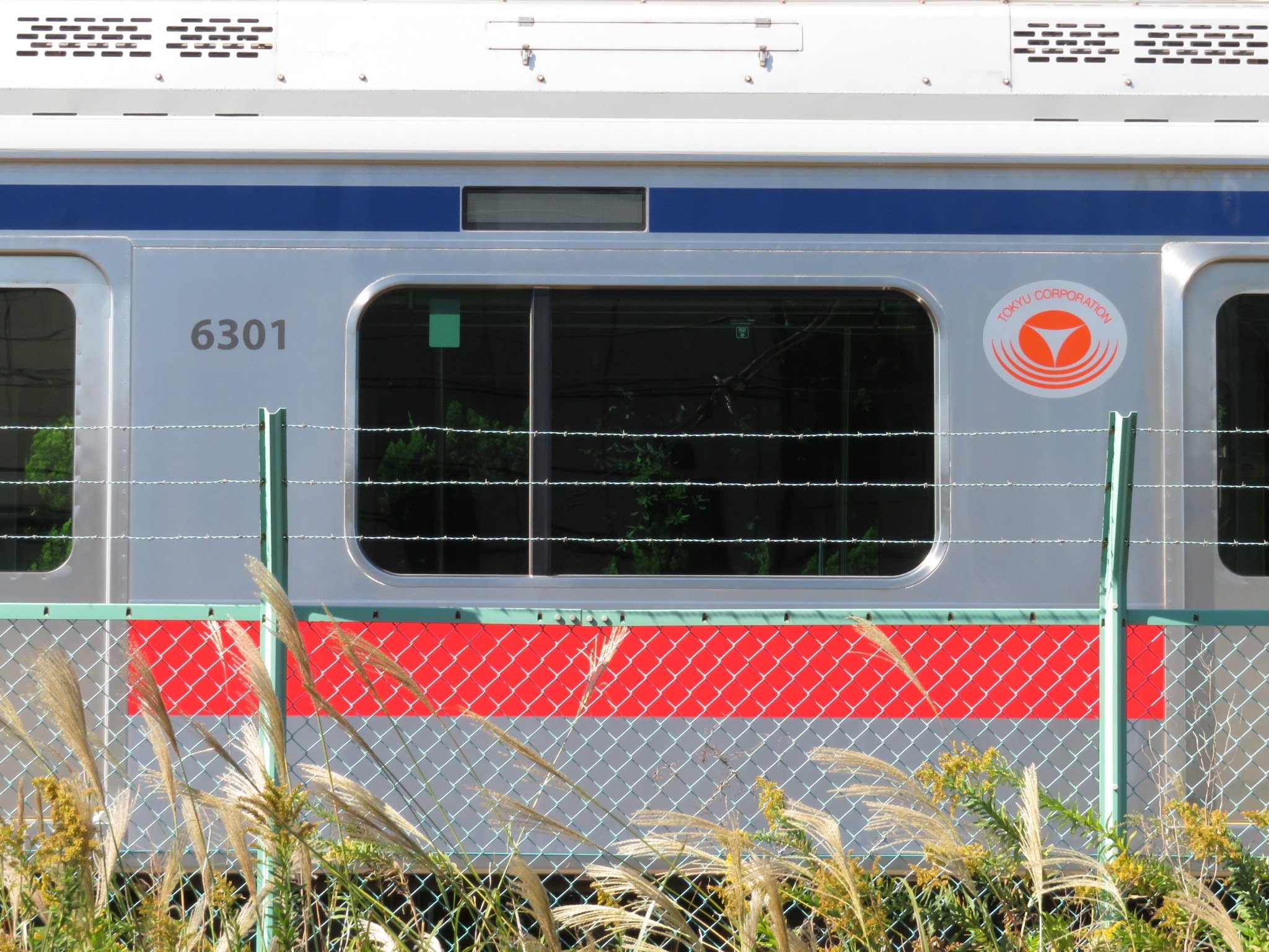 りゅーｎ 東急5080系増結中間車出場 新造車 社紋はtokyu Railways 車内は3000系の増結新造車と同仕様 5178f近似でハイバックでは無い通常座席 床はまだ不明 なお写真2つめの下 微妙に茶色のが見えているような と思われます ちなみにデハ6301 6302の