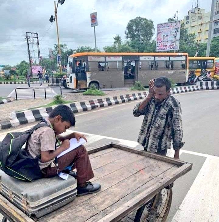 navsekera's tweet photo. पिता का कर्ज़ तो किसी जन्म में भी नहीं उतार पायेंगे 🙏❤️
#pictureoftheday https://t.co/ASQbuRkkFl