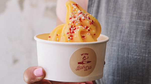 There's nothing quite like the first lick of ice cream on a warm spring or hot summer's day! 

The team at @bondiasoftserve wear our Pebble Henry Apron, the perfect shade of light grey, giving a fresh feel to your work environment.