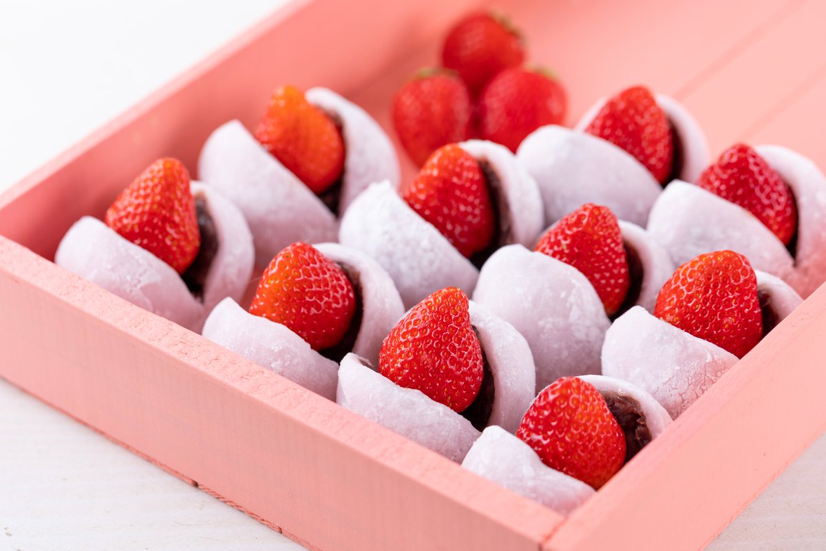 atamibonbon's tweet photo. もちっといちご大福🍓
１日１００個近く売れることもある人気商品😳
静岡の老舗和菓子屋・又一庵さんが作る大福に甘酸っぱいいちごをやさしく挟みました～❤
おまとめ買いもおすすめです😋 https://t.co/uZZA0PmfBc