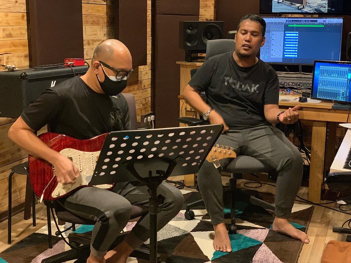 Guitar tracking with Wan Gigi
#guitarrecording
#recordingstudio