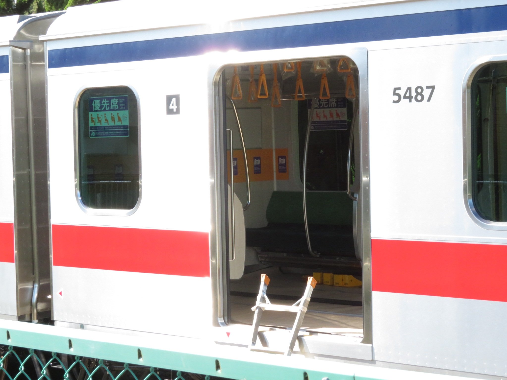 りゅーｎ 東急5080系増結中間車出場 新造車 社紋はtokyu Railways 車内は3000系の増結新造車と同仕様 5178f近似でハイバックでは無い通常座席 床はまだ不明 なお写真2つめの下 微妙に茶色のが見えているような と思われます ちなみにデハ6301 6302の