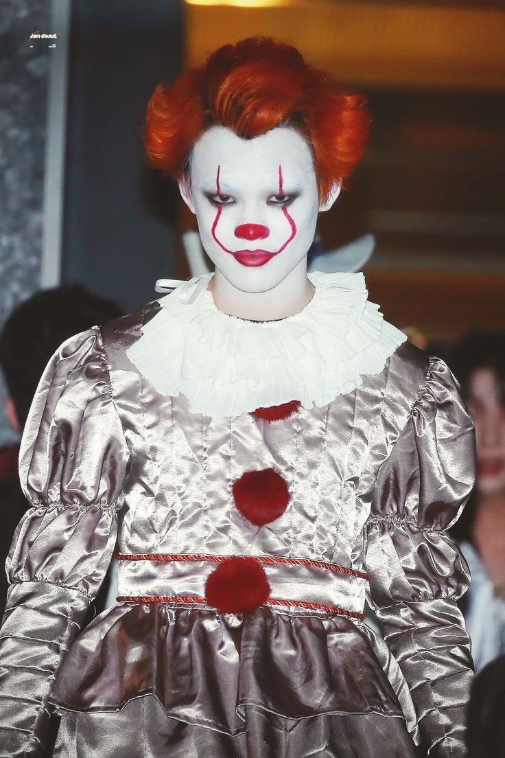 TYJDTIME's tweet photo. Iya gue lagi alay diajak tebak tebakan sama chenle besok karakter halloween partynya apa. Hintnya kudu make up sampe 3-4 jam kek gambar dibawah. Karakter film. Terus karakternya perempuan. Ya valak kan? Joker mau udah common si doi juga bukan bilang joker https://t.co/g6gQUYBCIs