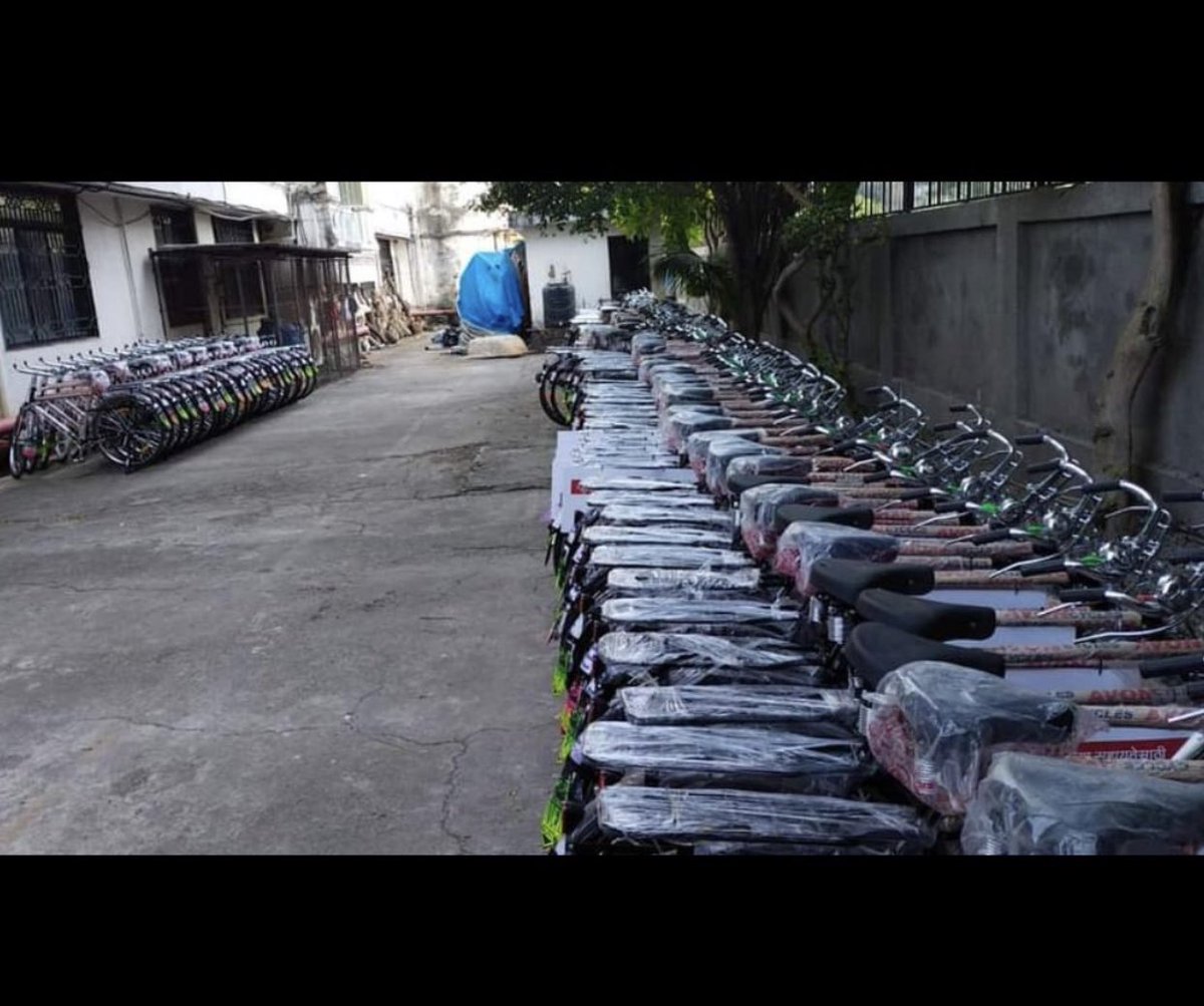 ShumailaaKhan's tweet photo. Being an active senior Volunteer &amp; socially active Volunteer of Mumbai Helpline team organised and managed this Cycle distribution campaign for Dabbawalas of our city and successfully helped them with 251 new bicycle🚲to equip them well to serve back to city with home made food. https://t.co/SvonScZqxi