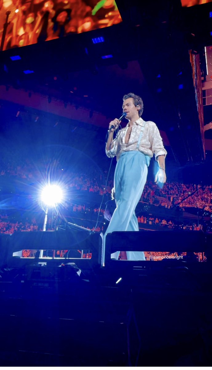 sampriceisright's tweet photo. #harry tonight in boston:) #LoveOnTourBoston https://t.co/ow5BnsUJgi