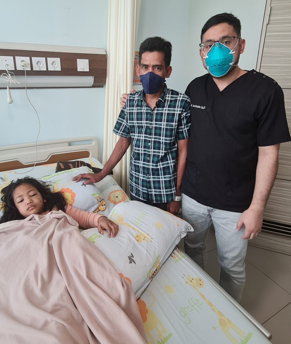 asaibrahim's tweet photo. kemarin ad pasien anak2 yg kasiann bgt,cedera berat gara2 saat membonceng,kain yg dipakai tersangkut di ruji motor,anakny jatuh&amp;tangannya tersangkut di roda.patah tulang parah,robek otot,saraf.
masih 8thn&amp;tdk ad BPJS :(

Semoga byk temen2  yg bisa membantu
Ini cerita lengkapny : https://t.co/Zglw58e1dp