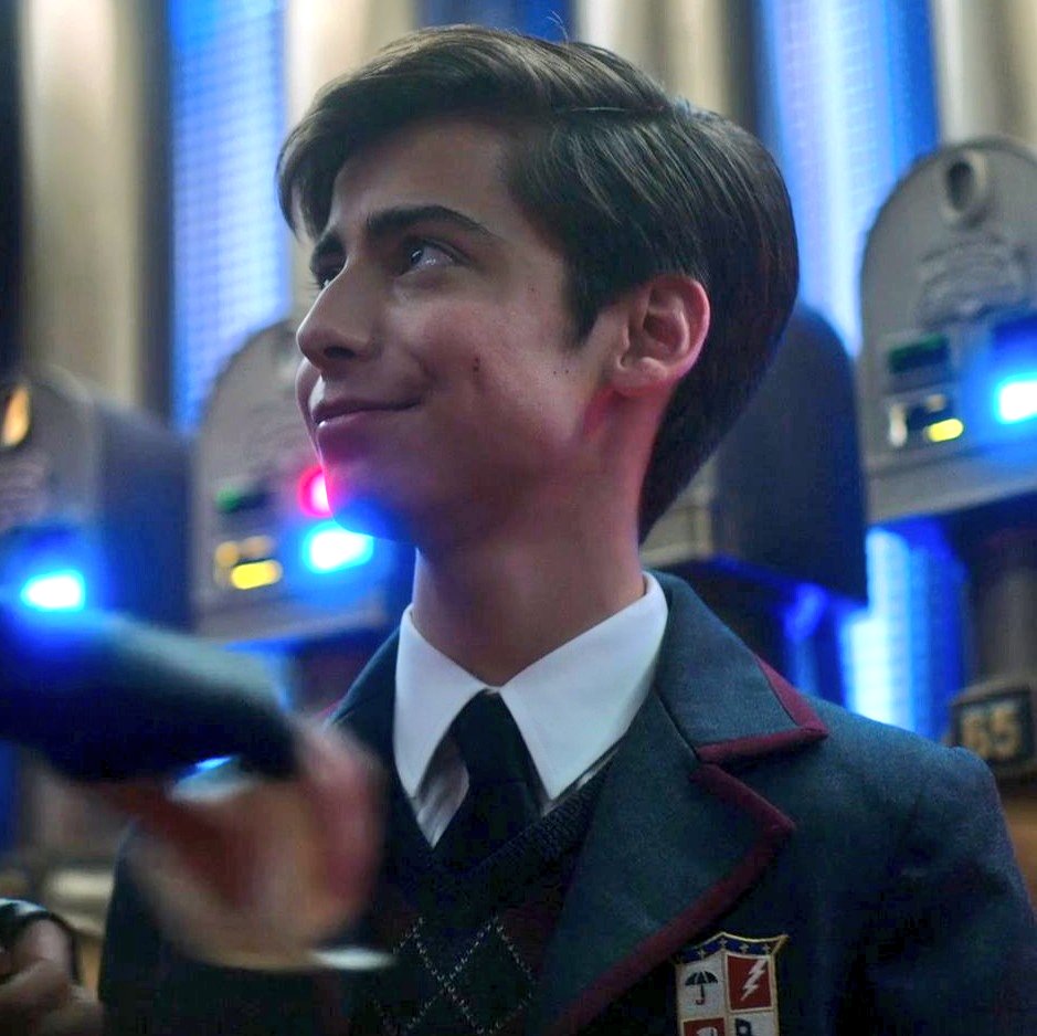 thinkerfives's tweet photo. he was so proud we love a self appreciating king https://t.co/h0gab4WbRO