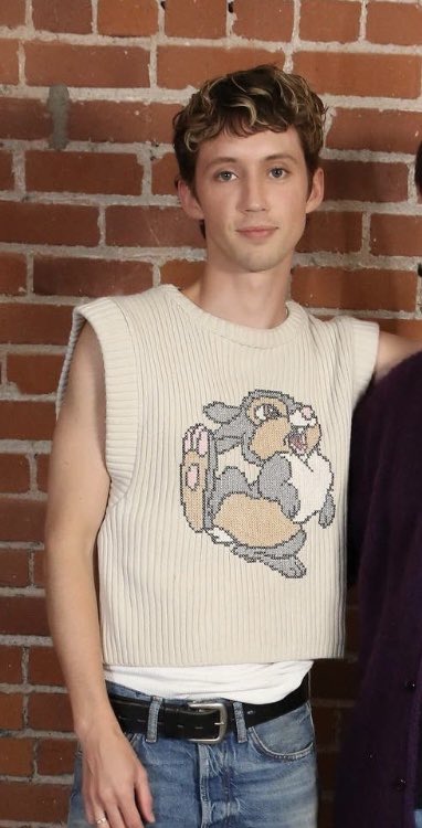 auustsna's tweet photo. I wanted this thumper vest but it’s ZARA 2021SS one so all gone here😢 https://t.co/QwQXb08aiv