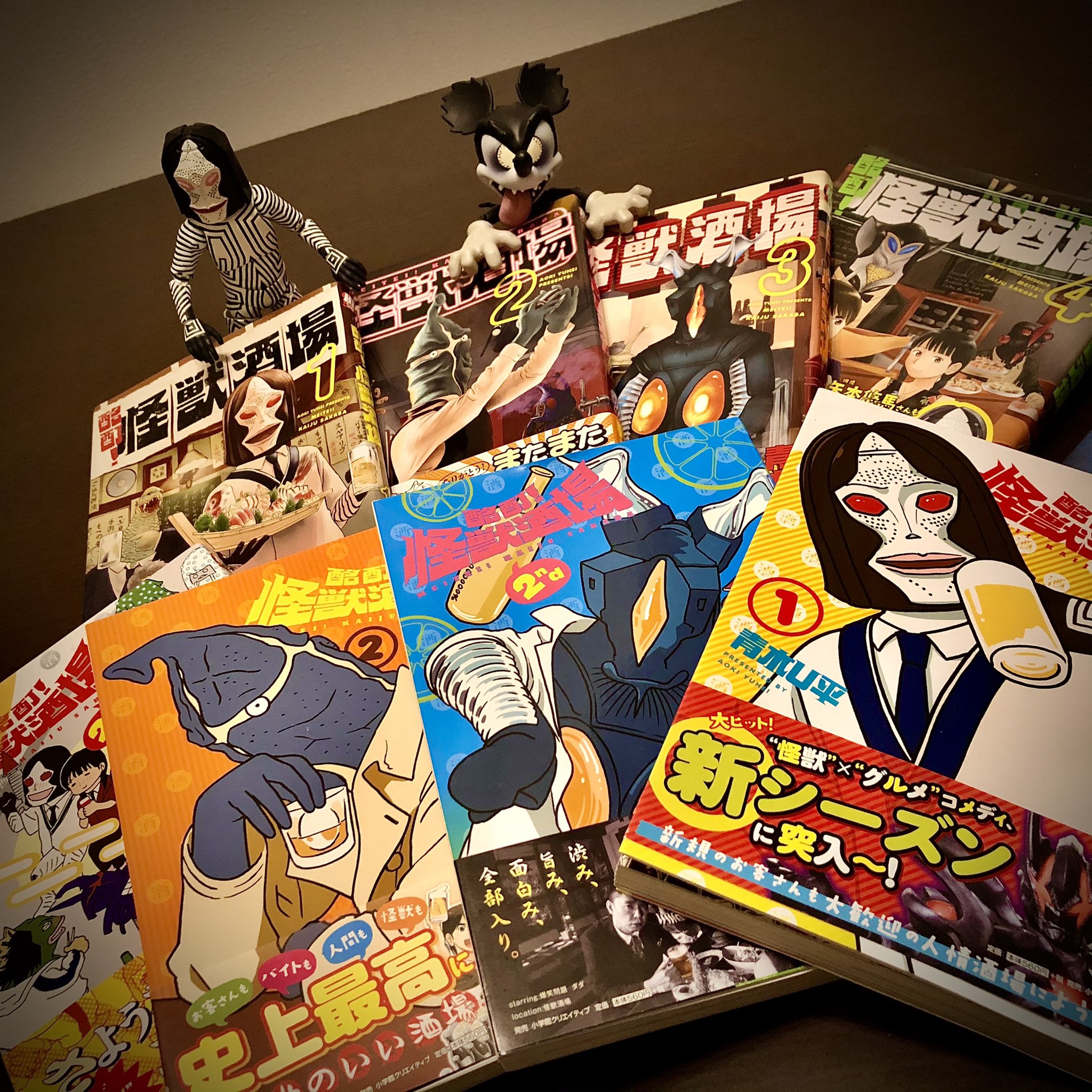 Micazo たまには漫画 破壊と混沌の アットホームな酒場です シーズン2も揃いました 紙に使える除菌 防虫スプレーとカバーを用意したので お店でも気軽に手に取って読めるようにします 酩酊怪獣酒場 青木u平 ウルトラマン ランナウェイブレイン