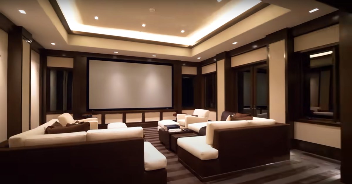 EHomeTheaterS's tweet image. ...of the dining room but it&apos;s also a cool room for movies with a lot of seating and a big screen (#ScreenSizeMatters). We&apos;ll assume there&apos;s some kind of blinds or automatic shading system to darken the room for #movietime and it probably cost more than our whole house.

3/