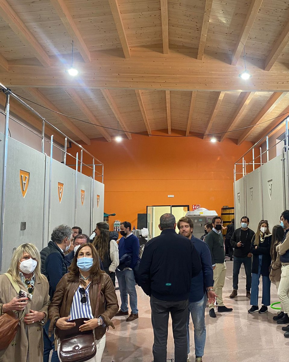 El pasado fin de semana visitaron la bodega algunos miembros del @thehowellco. 

Siempre es un lujo compartir tiempo con personas interesadas que quieren aprender, conocer y disfrutar. 

¡Muchas gracias por vuestra visita!

#BodegasValderiz #RiberadelDuero #vendimia2021
