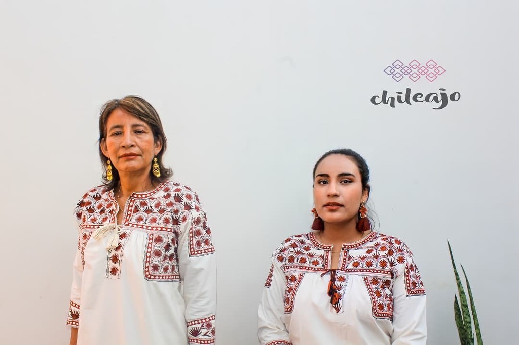 chileajotextil's tweet photo. Susana y Abigail portando con orgullo las blusas de Tlahuitoltepec ✨🦋 escribenos para ayudarte a encontrar la talla perfecta para ti ⛰️🌿 https://t.co/F9cvkBdBMx https://t.co/mCUu3t5uLI