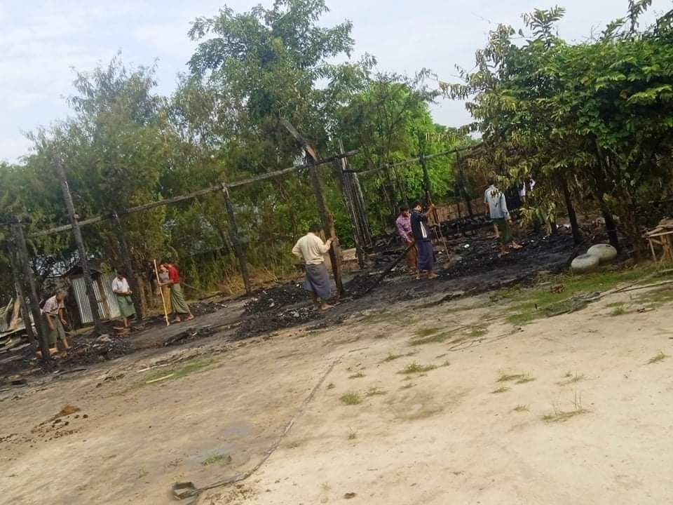 m_krl1's tweet photo. Military terrorists ruthlessly burnt down the house &amp; paddy barn of a farmer from ShweBoneThar village in #Wetlet township,#Sagaing Region after pouring petrol on them &amp; setting fire this morning(Oct26).They burnt down with no valid reason,resident said.
#WhatsHappeningInMyanmar https://t.co/iFOxrTcQNy
