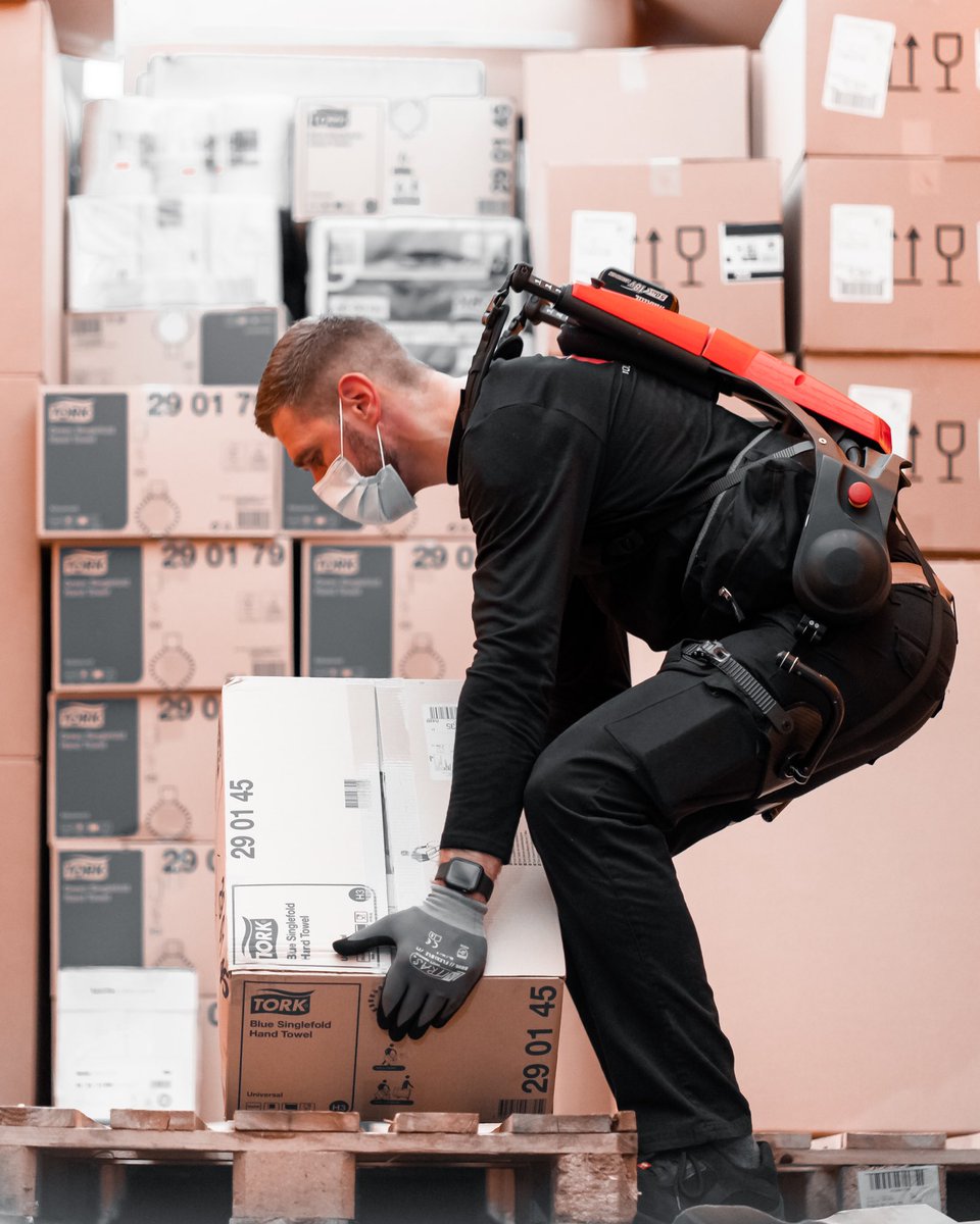 germanbionic's tweet photo. Unter dem Motto «Der Mensch zählt» präsentiert die Fachmesse A+A ab heute alles rund um betriebliche Sicherheit und Gesundheit bei der Arbeit. Fokus der @AplusATradeFair 2021: #Exoskelette &amp; #AugmentedWork. Erfahren Sie mehr im Robotik Park, Stand 10H40 https://t.co/ZrBf5YxItr https://t.co/cynWWLESQ2