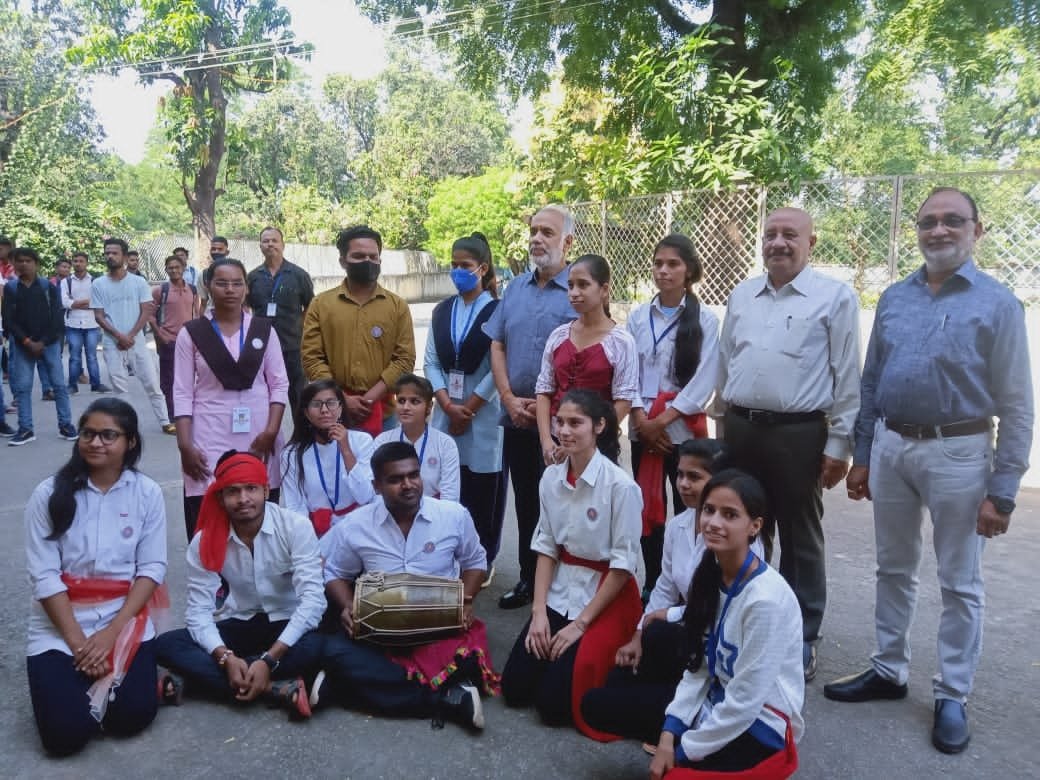 MuskanShivhar18's tweet photo. महाराजा छत्रसाल बुंदेलखंड विश्वविद्यालय के राष्ट्रीय सेवा योजना के स्वयंसेवक नुक्कड़ नाटक से कर रहे हैं covid-- 19 के प्रति जागरूक @BhartiyaConnect @BriendraB @Neelesh47544777 @ListenKabir @ashishrbhartiya @GoswamiSoyal @DrKusumKashyap @luibhaskar @NSSRDBhopal  @AmanGup23 https://t.co/wPEoHsntQz
