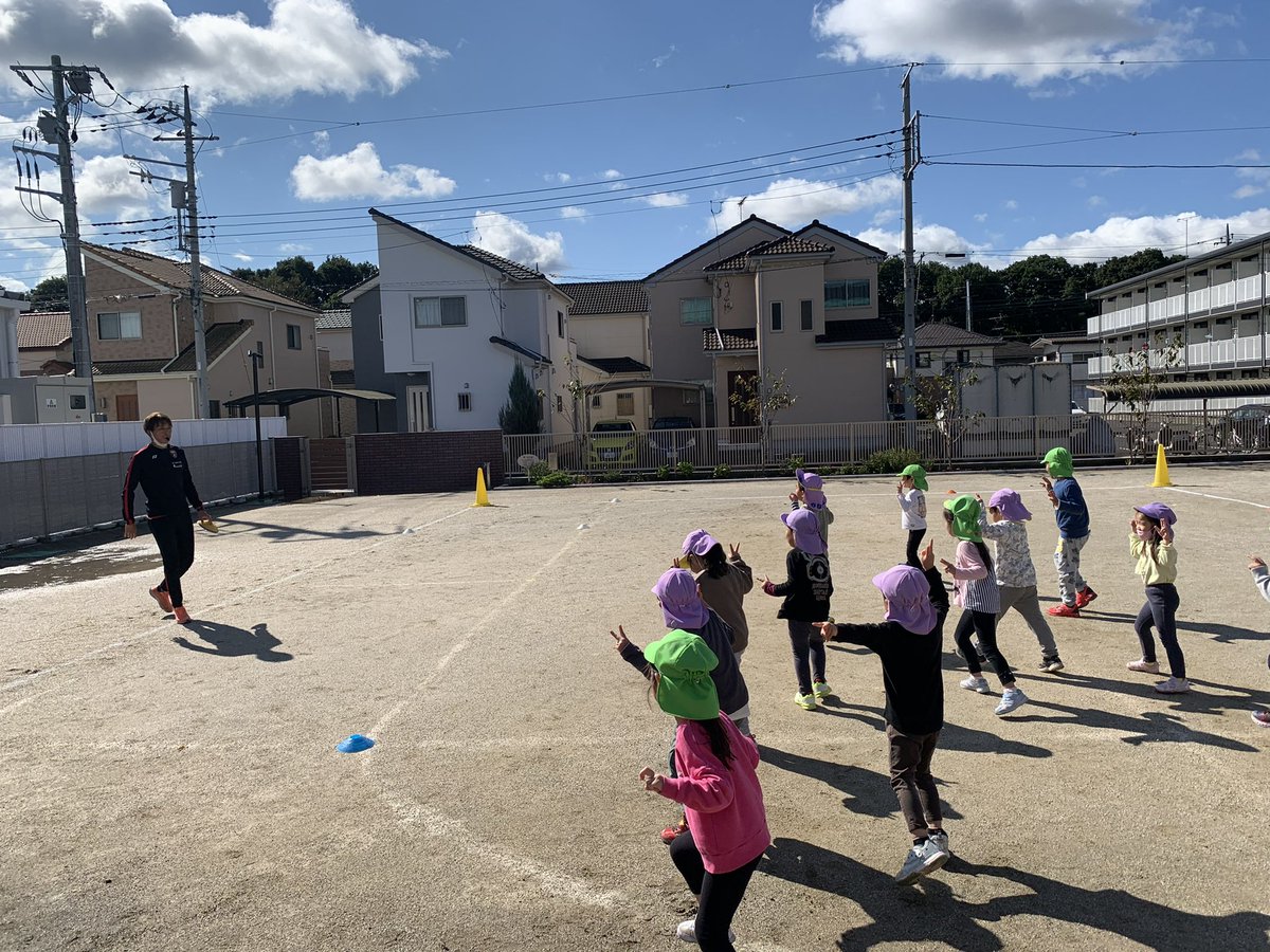 fortunaoyama's tweet photo. 【スクール情報】
本日、約3ヶ月ぶりに社会福祉法人 洗心会 若木保育園にて年中.年長クラスのサッカー教室を実施いたしました!
この度FC CASAは、若木保育園にサッカーボール10球を寄贈させていただきました!
#fccasa #カーザ #小山市 #若木保育園 #サッカー教室 #AllForOYAMA #マチを赤く染めよう https://t.co/YXJSttSI2Q