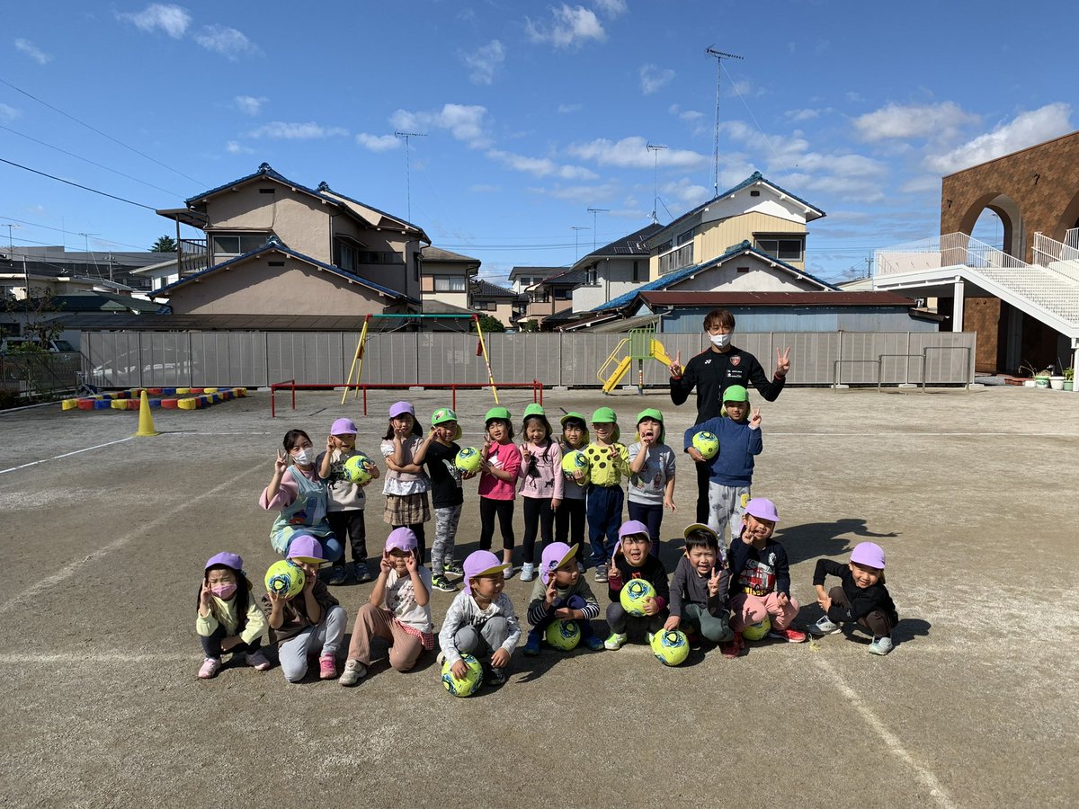 fortunaoyama's tweet photo. 【スクール情報】
本日、約3ヶ月ぶりに社会福祉法人 洗心会 若木保育園にて年中.年長クラスのサッカー教室を実施いたしました!
この度FC CASAは、若木保育園にサッカーボール10球を寄贈させていただきました!
#fccasa #カーザ #小山市 #若木保育園 #サッカー教室 #AllForOYAMA #マチを赤く染めよう https://t.co/YXJSttSI2Q