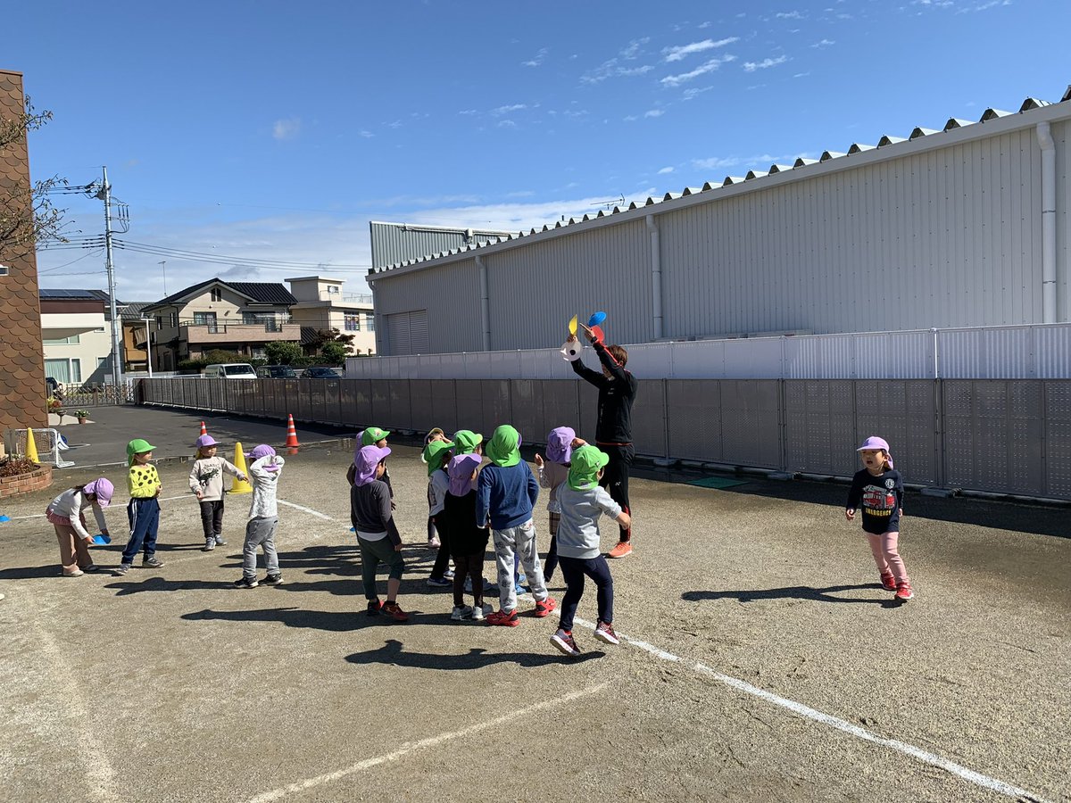 fortunaoyama's tweet photo. 【スクール情報】
本日、約3ヶ月ぶりに社会福祉法人 洗心会 若木保育園にて年中.年長クラスのサッカー教室を実施いたしました!
この度FC CASAは、若木保育園にサッカーボール10球を寄贈させていただきました!
#fccasa #カーザ #小山市 #若木保育園 #サッカー教室 #AllForOYAMA #マチを赤く染めよう https://t.co/YXJSttSI2Q