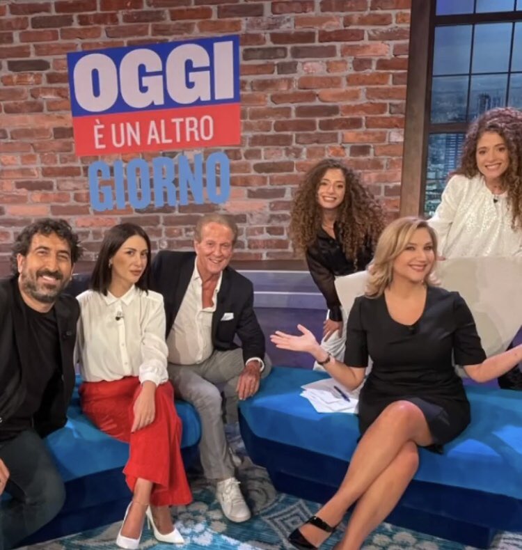 JessicaMorlacc2's tweet photo. Cosa avete da fare alle ore 14 del #26ottobre … bene allora tutti sintonizzati su @RaiUno per vederci a @altrogiornorai1 non mancate amici ! #OggiEUnAltroGiorno #oggièunaltrogiorno https://t.co/U98xd6wCe2