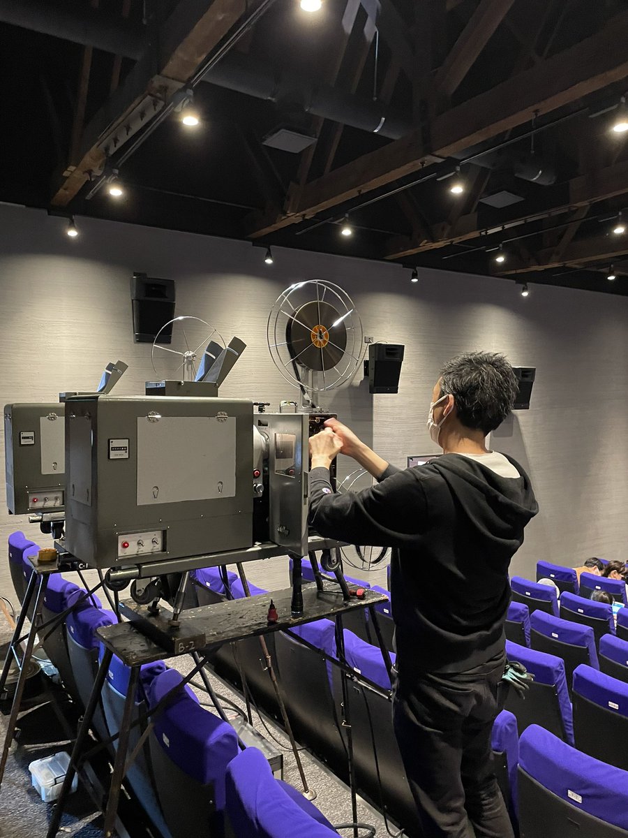 本日、映画館シネマネコで映画撮影のロケしています❗️
本物の映写機が登場📽
カッコいい😊
いっきに昔の映画館の雰囲気に🎬