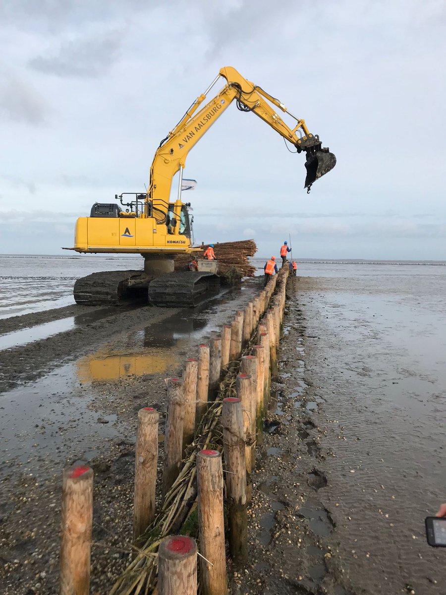 RWS_NN's tweet photo. Natuur in Nederland is dichtbij. Samen met @GR_Landschap en @ItFryskeGea werken we aan de kwelders langs de #Waddenzee. Vroeger was dit landaanwinningswerk. Maar dat is lang geleden losgelaten voor meer afwisseling in de natuur! 💚😃 #NatuurlijkDichtbij | https://t.co/h2Cjbd4TC5 https://t.co/QeXfC9cx4C