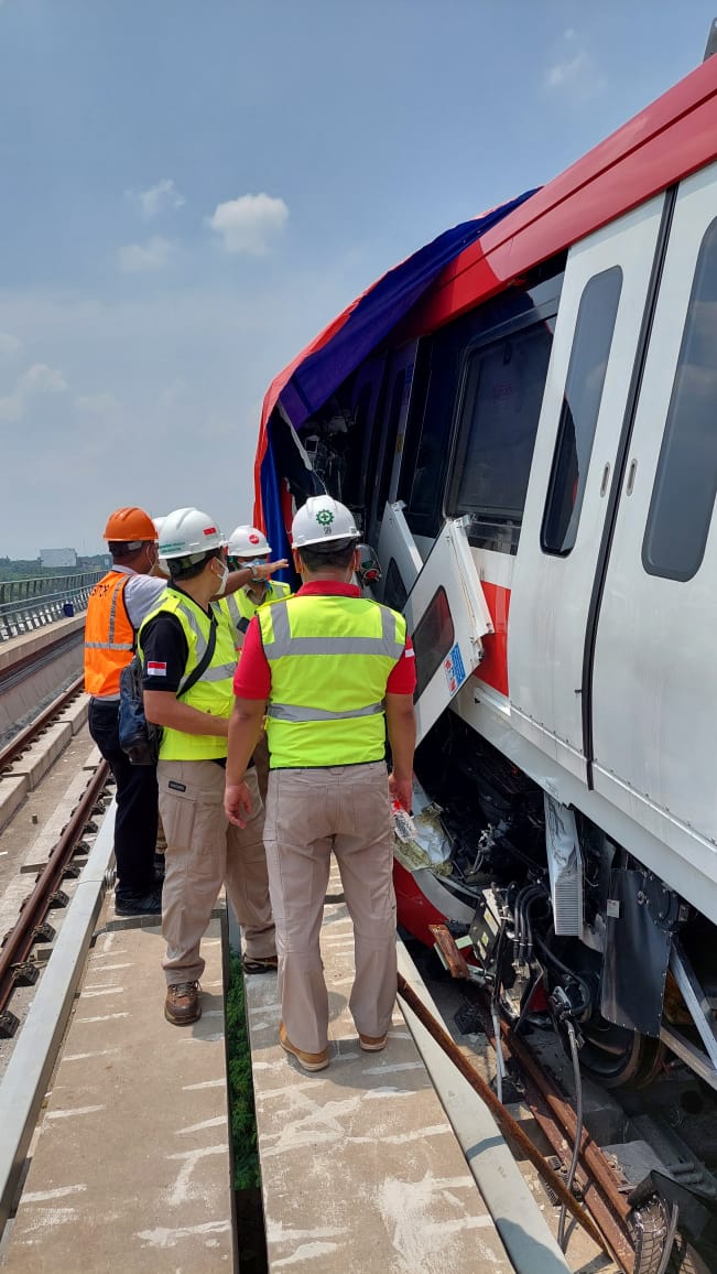 dit_binariksa's tweet photo. Pemeriksaan khusus terkait kejadian kecelakaan Lintas Rel Terpadu (LRT) di Jalur Layang Ruas Munjul, Jakarta Timur (26/10/2021) https://t.co/l5DQJmX0Rk