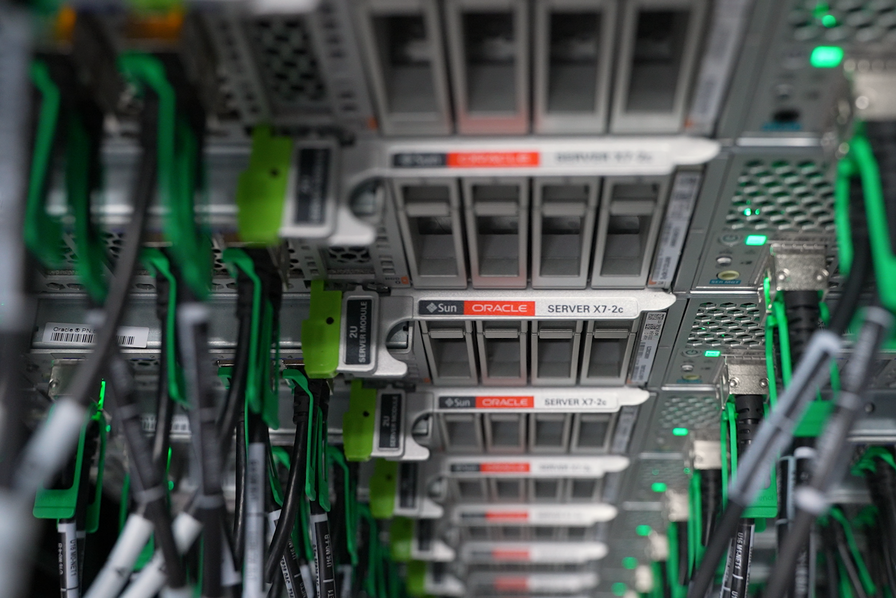 ⚡️ Nous accélérons dans le #cloud en France avec l’ouverture de 2 datacenters d’ici à 2022 !

🎯 Notre objectif est d’étendre notre infrastructure cloud à 44 sites de datacenters dans le monde, contre 30 aujourd’hui - @KarineP_Oracle
 
📰 v/ <a href="/usinenouvelle/">L'Usine Nouvelle</a> usinenouvelle.com/article/oracle…