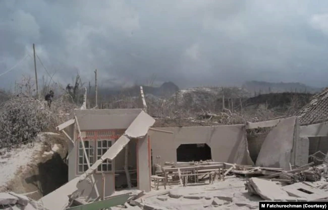 KabarJogjakarta's tweet photo. Kondisi rumah Mbah Maridjan di Kinahrejo, Sleman, Jogjakarta luluh lantak oleh awan panas Merapi.
Mengenang letusan hebat pada 26 Oktober 2010

#11tahunerupsimerapi #merapi2010
Foto: M Fatchurochman https://t.co/LPntt2EIj2