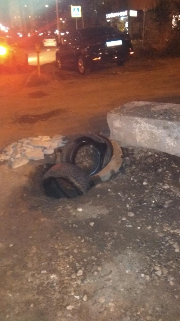 Открытый колодец на перечении ул. Мичурина/Калужская. Примите меры! <a href="/SamMobilePriem/">Мобильная приемная Губернатора Самарской области</a> <a href="/Adm_Okt_Samara/">Администрация Октябрьского внутригородского района</a> <a href="/sks_rks/">СКС</a>