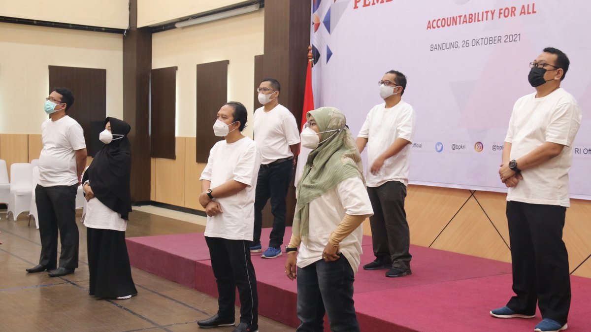 bpkrintb's tweet photo. Dalam hal ini, BPK NTB mengikuti acara melalui siaran di ruang Auditorium dengan tetap menjalankan protokol kesehatan dan diikuti seluruh pegawai secara virtual melalui webinar.
#bpkrintb #bpktangguh #hutbpk75 https://t.co/68usE3qc8Z