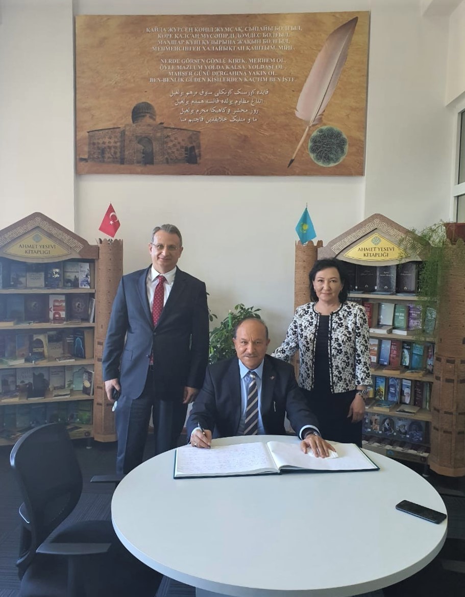 📌Türk Dünyası Üniversiteler Birliği 5. Genel Kurul Toplantısı için Türkistan'da bulunan Mütevelli Heyet Başkanımız Prof. Dr. Muhittin Şimşek, kütüphanemizi ziyaret ederek öğrencilerle görüştü. Şimşek, yürütülen çalışmalar hakkında Kütüphane Müdürü Meruert Hanım'dan bilgi aldı.